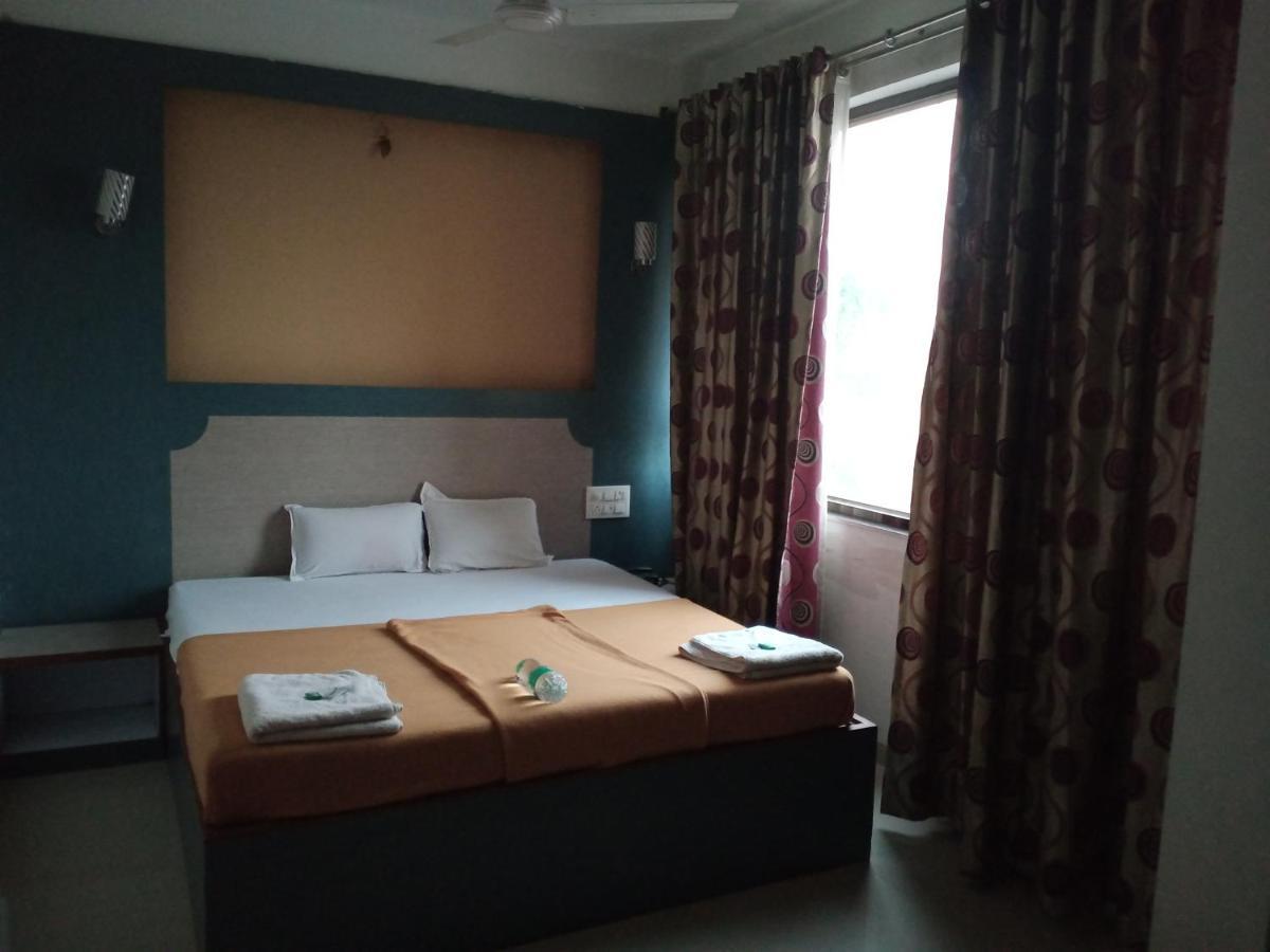 Malhar Palace Hotel Shirdi Exterior foto
