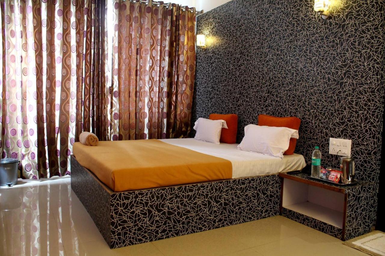 Malhar Palace Hotel Shirdi Exterior foto